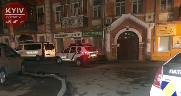 В центре Киева убили мужчину: свидетели рассказали о кровавом следе от квартиры на улицу