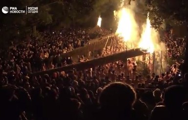 Японцы 13-метровыми факелами изгоняли демонов во время новогоднего ритуала