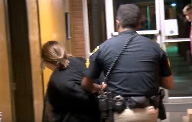 В США учительницу арестовали после жалобы на школьном собрании
