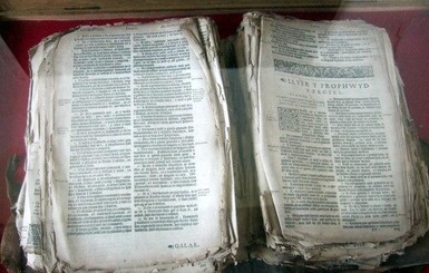 В Уэльсе ученые нашли 400-летнюю Библию, которая пережила набеги, пожар и использование в качестве туалетной бумаги