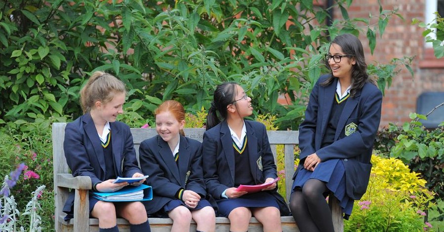 В английской школе для девочек учителям запретили называть учениц 