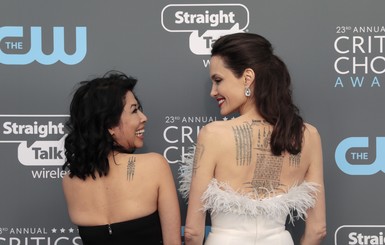 Анджелина Джоли показала худобу и татуировки в откровенном платье 