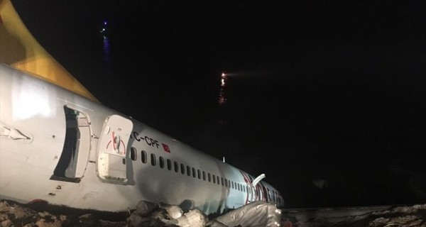 В Турции самолет выкатился с полосы и завис над обрывом