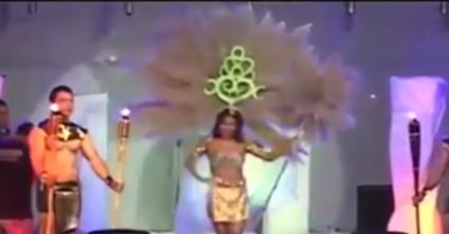 В Сальвадоре участница конкурса красоты загорелась на сцене