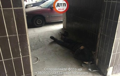 Полиция расследует смерть бомжа под стенами киевской больницы