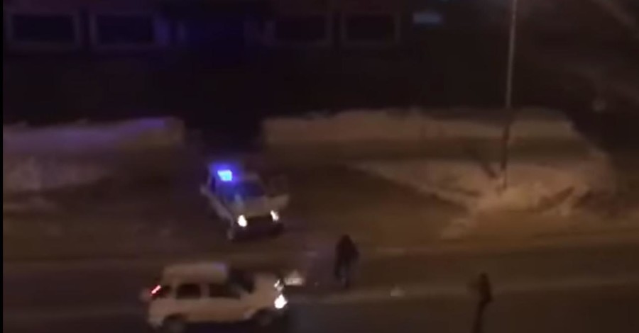 Российские полицейские попытались остановить угонщика снежками