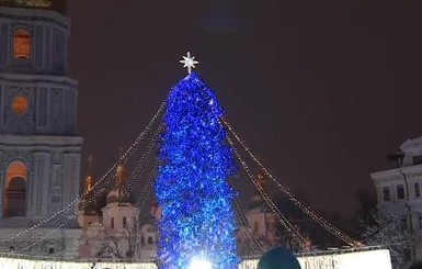 В центре Киева начали демонтировать главную елку страны
