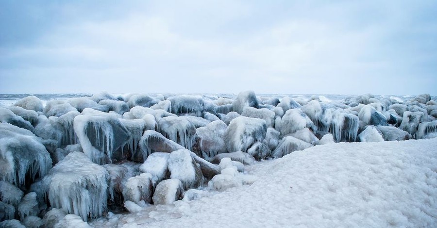 Берега Азовского моря сковало льдами