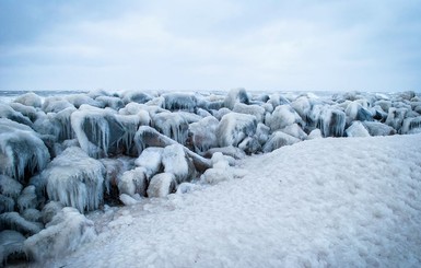 Берега Азовского моря сковало льдами