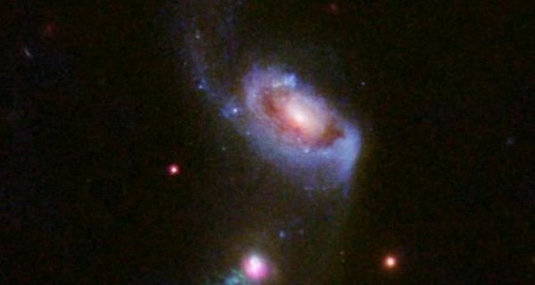 Астрономы показали снимок черной дыры 