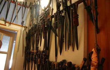 В Запорожье экс-начальника милиции обвинили в краже коллекции оружия на 30 млн грн