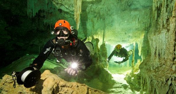 В Мексике нашли огромную подводную пещеру с реликвиями древних Майя