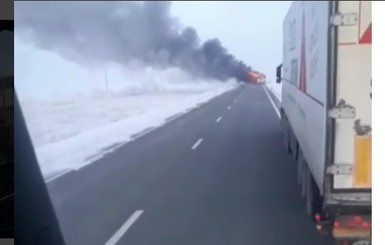 В Казахстане в автобусе на трассе сгорели 52 человека
