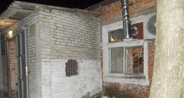 На Сумщине вор застрял в окне магазина, который хотел обчистить