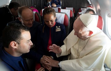 Папа Римский предложил обвенчать пару во время полета, и она согласилась 
