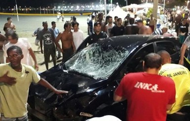 В Рио-де-Жанейро авто въехало в толпу людей на пляже, погиб ребенок
