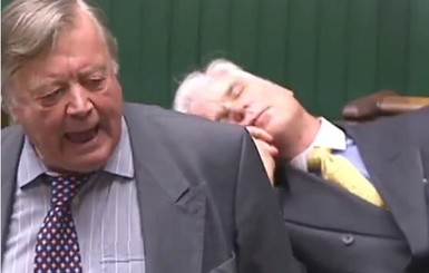 Британский депутат уснул во время дебатов о Brexit в прямом эфире