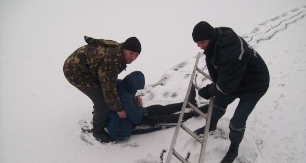 В Запорожской области спасли мужчину, потерявшего сознание на льду