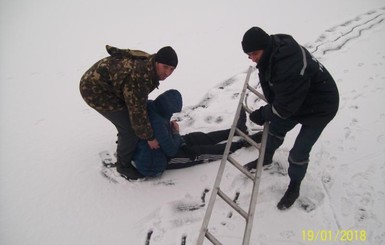 В Запорожской области спасли мужчину, потерявшего сознание на льду