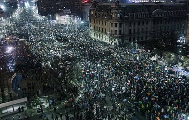 В Румынии тысячи людей снова вышли на улицы в знак протеста