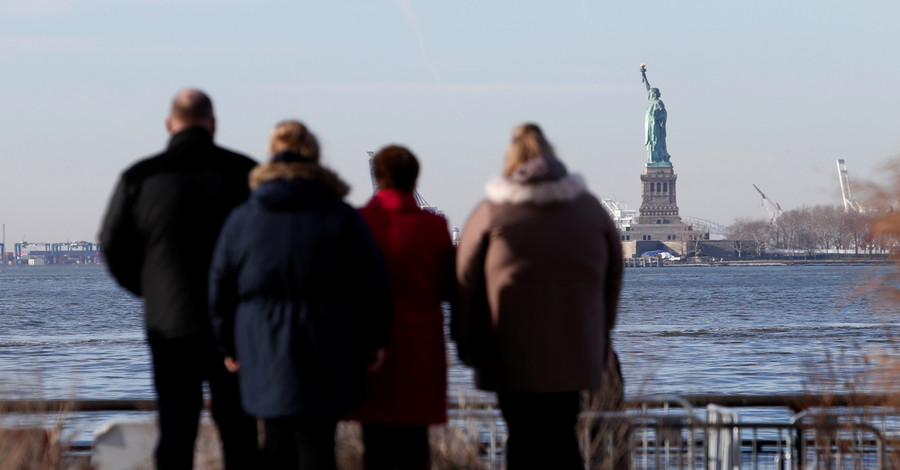 В Нью-Йорке закрыли Статую Свободы, куда туристы покупают билеты за месяцы