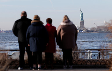 В Нью-Йорке закрыли Статую Свободы, куда туристы покупают билеты за месяцы