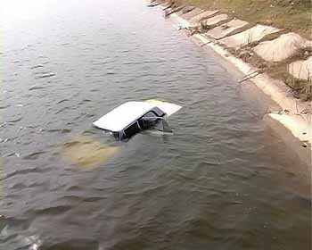 В Киевском озере утонул автомобиль [ФОТО] 