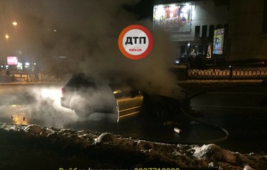 В центре Киева взорвалась легковушка