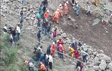 В Колумбии автобус упал в пропасть, 13 погибших
