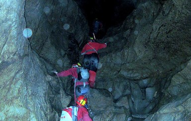 В Швейцарии восемь туристов второй день заблокированы в пещере