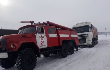 В Запорожской и Днепропетровской областях снежные заносы парализовали движение
