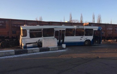 В Черноморске поезд едва не расплющил автобус, пострадали 6 человек