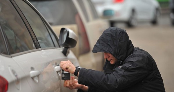 В Киеве у иностранца на его глазах угнали BMW