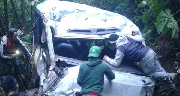 В Гватемале автобус с 45 пассажирами упал в 40-метровый овраг