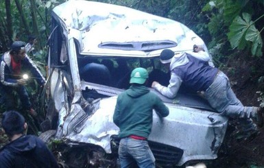 В Гватемале автобус с 45 пассажирами упал в 40-метровый овраг