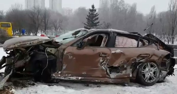 В Киеве водитель разбил машину стоимостью миллион гривен и сбежал с места ДТП