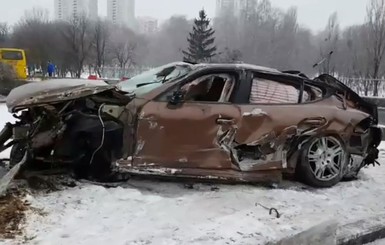 В Киеве водитель разбил машину стоимостью миллион гривен и сбежал с места ДТП