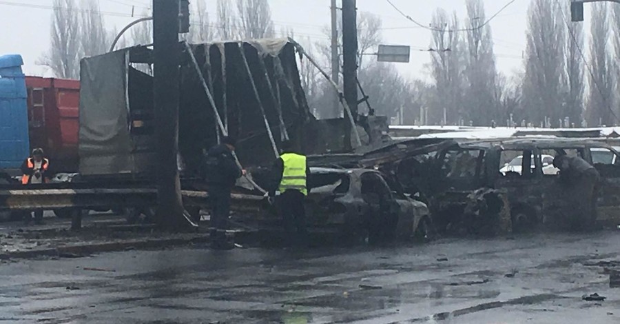 В Киеве фура врезалась в маршрутку, сгорели несколько машин