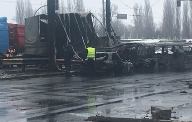 В Киеве фура врезалась в маршрутку, сгорели несколько машин