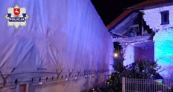 Украинец на грузовике врезался в жилой дом в Польше