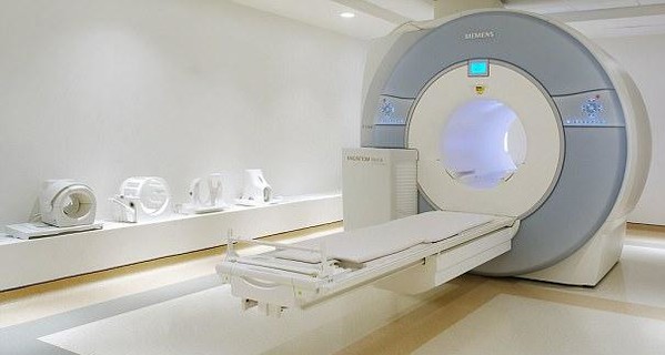 В Индии пациента больницы засосало в аппарат МРТ