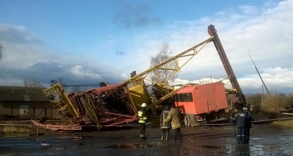 В пригороде Ивано-Франковска рухнувший кран раздавил двоих рабочих
