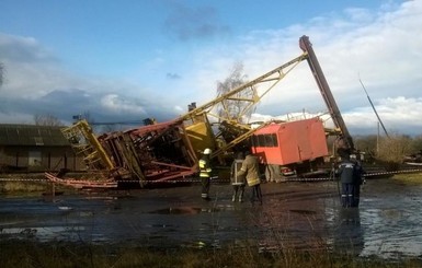 В пригороде Ивано-Франковска рухнувший кран раздавил двоих рабочих