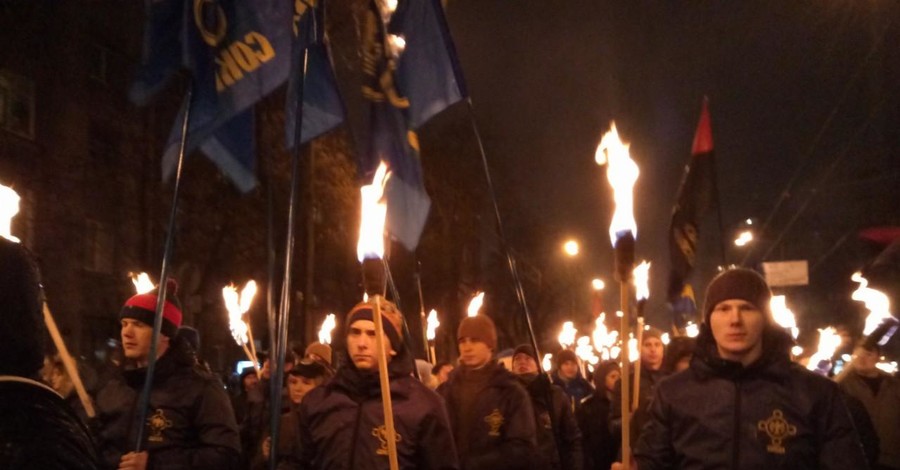 Киевляне прошлись с факелами в память о героях Крут