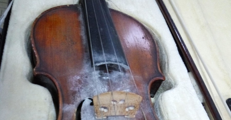 Запорожские таможенники изъяли у турка раритетную скрипку Амати