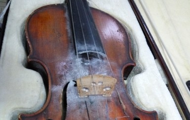 Запорожские таможенники изъяли у турка раритетную скрипку Амати
