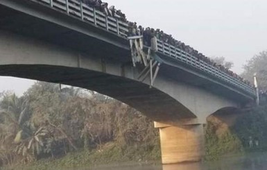 С моста в Индии упал автобус, погибли 36 человек