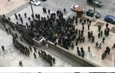 Видео: военные пенсионеры заблокировали Кабмин, пытались штурмовать здание 