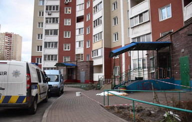 В Киеве дочь вынесла тело матери на улицу