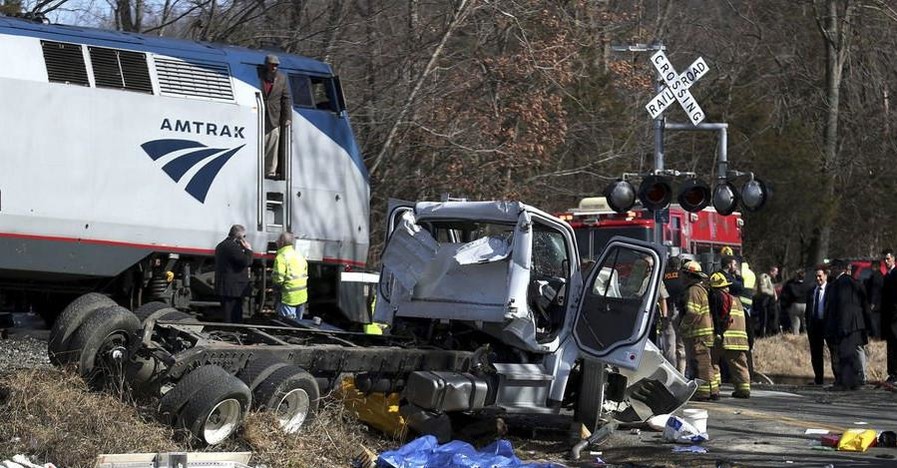 В США поезд с конгрессменами протаранил мусоровоз, погиб человек